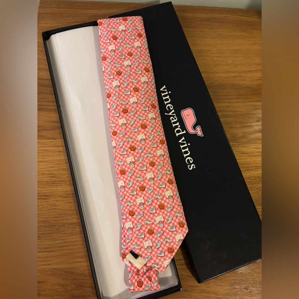 Vineyard Vines Coaches VS Cancer Basketball Ball Silk Pink Tie NWT in Box